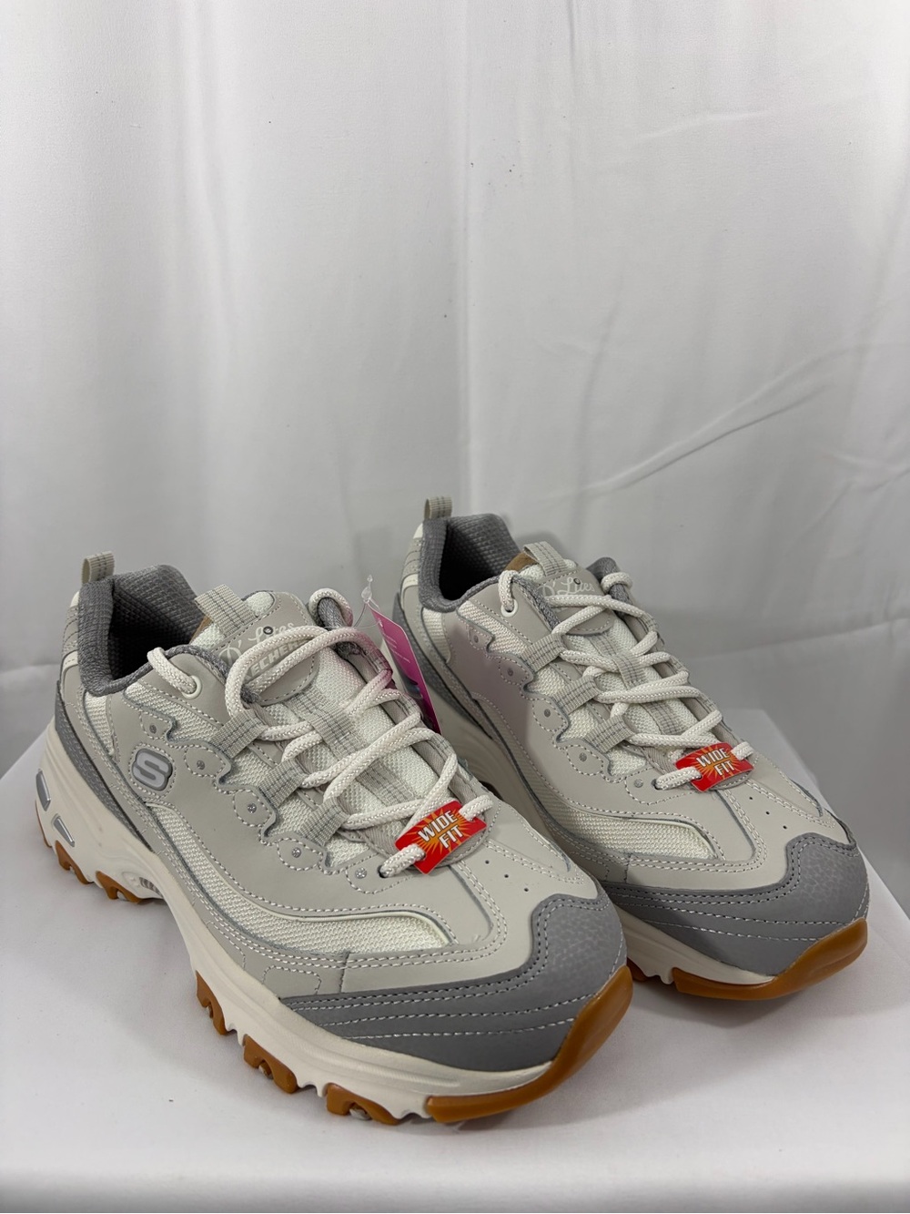 NWT Skechers Women’s Size 8.5W Gray and White Memory Foam Sneakers